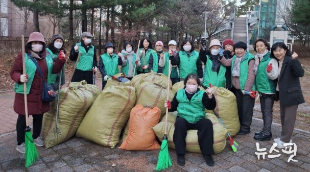 광명시 소하1동 새마을지도자협의회와 새마을부녀회는 지난 8일 주민의 안전과 쾌적한 보행 환경 조성을 위해 구름산초등학교 후문과 운산고등학교 등교길 일대에서 환경정화 활동을 진행했다.