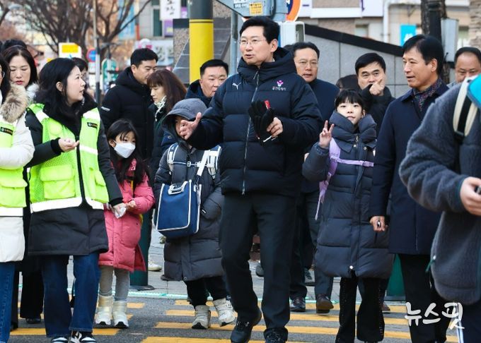 9일 오전 대지초에서 이상일 시장이 통학로를 점검하고 있다.(용인시 제공)
