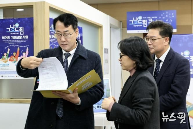 정명근 화성특례시장이 나래울마켓 내 먹거리기본코너 현장을 점검 하고 있다.(화성시 제공)