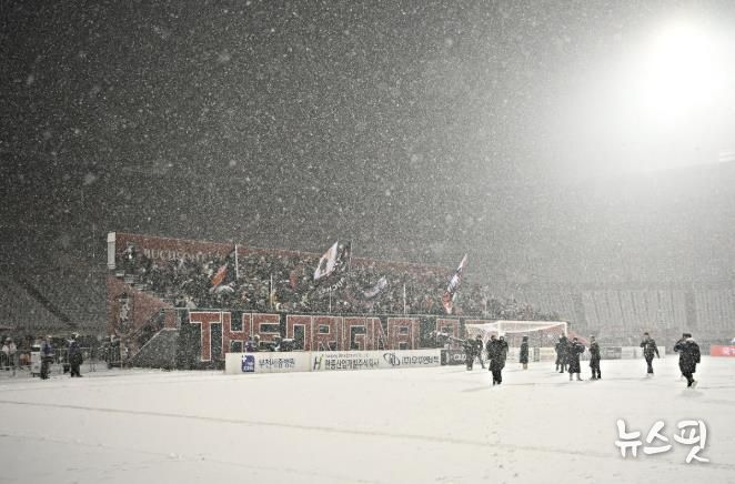 이달 4일, 부천FC1995의 승강 PO 1차전이 폭설로 연기된 후에도 헤르메스가 자리를 지키며 응원하고 있다.
