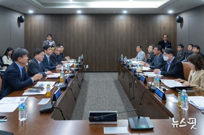 박승원 광명시장(사진 왼쪽 두 번째)이 16일 오후 GH 광교 본사를 찾아 김용진 GH 사장(사진 오른쪽 두 번째)에게 광명시흥 3기 신도시, 구름산지구 등 주요 개발사업 신속한 추진을 촉구하고 있다.(광명시 제공)