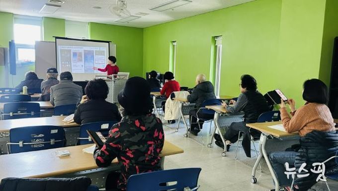 안산시의 한 복지관에서 시민들의 디지털 활용 능력 강화를 위한 교육이 진행되고 있다.