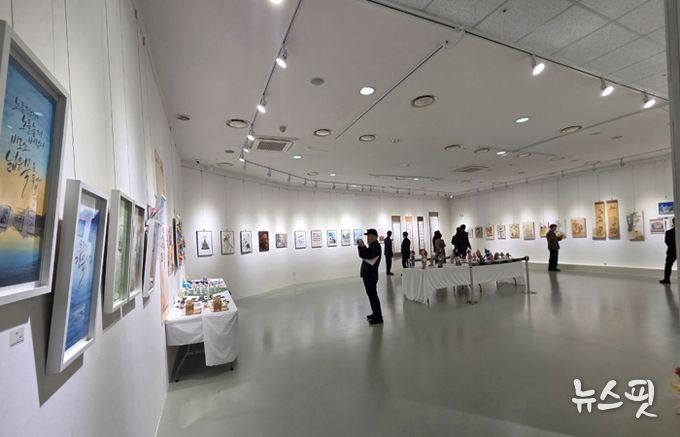 용인포은아트갤러리에서 18일부터 21일까지 3일간 ‘제7회 보정동 주민자치 작품전시회’가 열렸다.(용인시 제공)