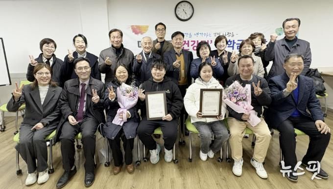 수원시 영통구 매탄2동 '건강멋' 모범 청소년 장학금 전달
