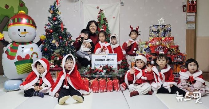 안성시노인복지관, 영세아 전용 리틀파랑새어린이집으로부터 ‘행복나눔 라면트리’ 기부받아