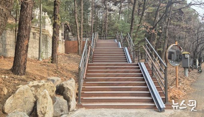 기흥구는 보라동 경관녹지 산책로 노후시설 긴급 교체공사를 완료했다