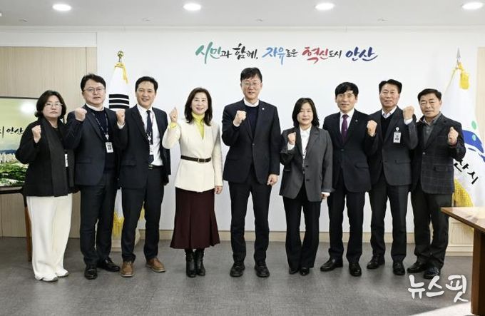 이민근 안산시장(가운데)이 2025년 12월 31일 김수진 안산교육지원청 교육장(왼쪽 네번째) 등 관계자들과 간담회를 마치고 함께 사진촬영을 하고 있다.