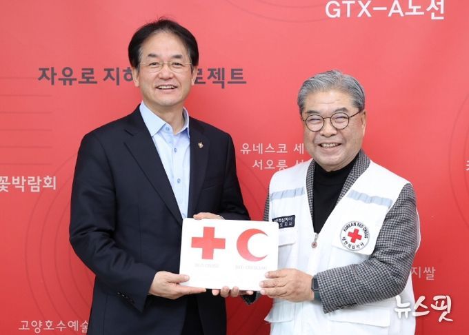 2026년도 적십자 특별회비 전달식 기념촬영_이동환 고양특례시장(왼쪽), 이재정 대한적십자사 경기도지사 회장(오른쪽)