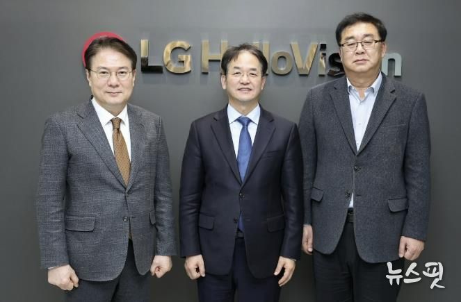 삼송MBN스튜디오 지식산업센터에 입주한 LG헬로비전 방문 기념촬영_왼쪽부터 이동원 MBN매일방송 대표, 이동환 고양특례시장, 송구영 LG헬로비전 대표