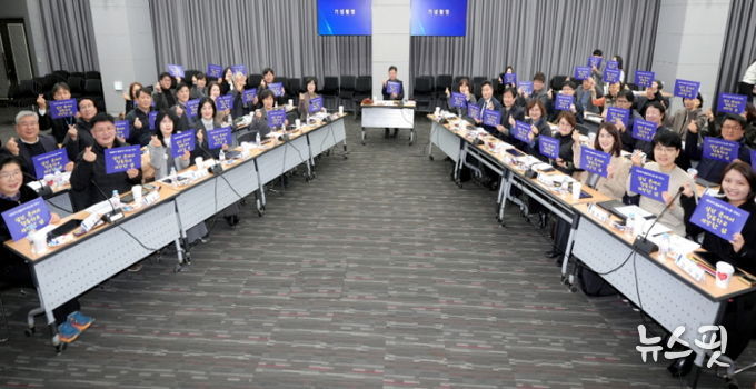 김현수 수원시 제1부시장(가운데)과 돌봄통합지원협의체 위원들이 기념촬영을 하고 있다.