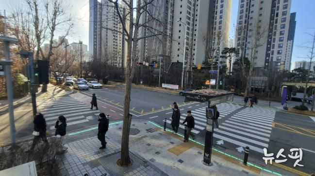 과천시 별양동 코오롱삼거리에 동시 보행신호가 적용된 모습
