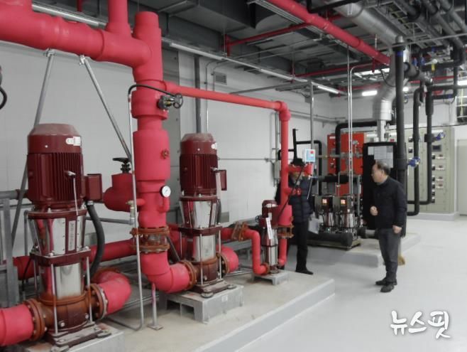 안전관리자문단 전문가와 시설물 관리부서 관계자들이 합동 점검을 하는 모습.(용인시 제공)