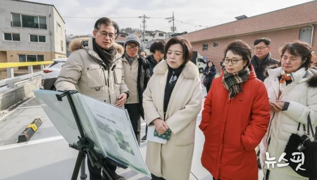 과천시, 문원청계마을 공영주차장 현장 점검(앞쪽 왼쪽 두번째 신계용 과천시장)