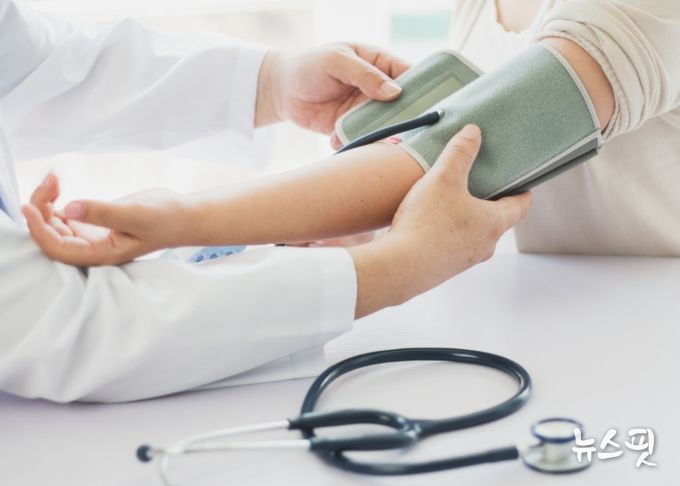 국가건강검진 ‘혈압 측정' 이미지