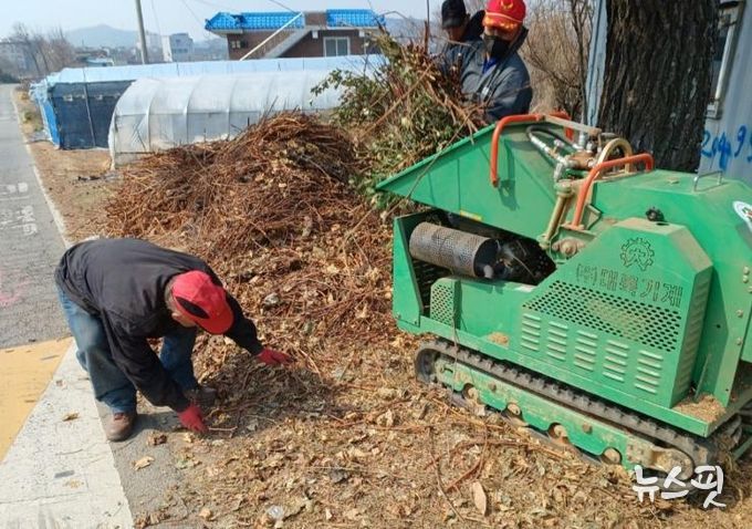 화성특례시 관계자가 영농부산물 파쇄작업을 하고 있다