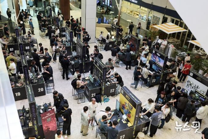 시민들이 성남시 대표 게임 축제인 '2025 GXG' 행사장에 설치된 게임부스를 체험하고 있다.(2025년 자료사진)