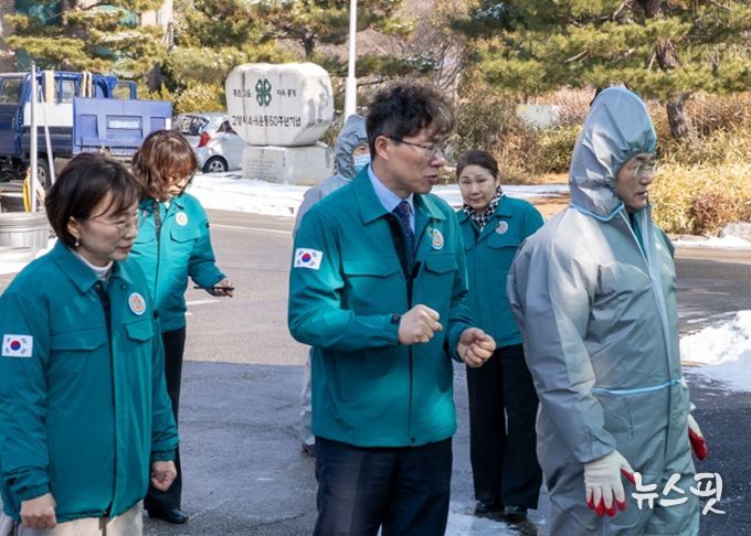 거점소독시설 운영현황과 소독기 작동상태를 확인하고 있다.