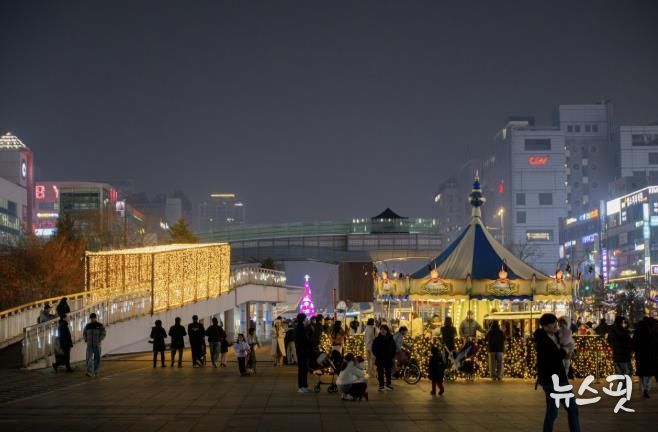 안산문화광장에서 개최된 겨울 빛 축제 '안산 겨울 빛의 나라' 전경.(안산문화재단 제공)