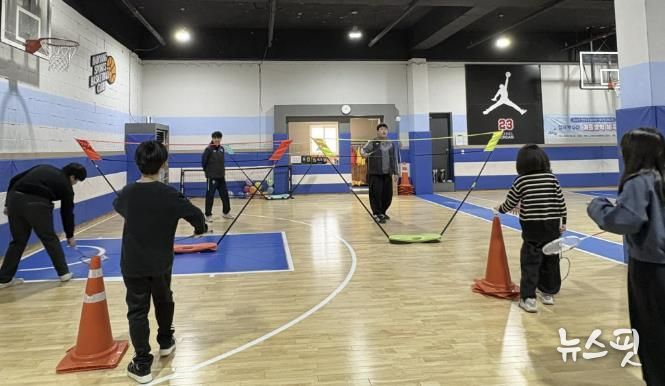 안산시드림스타트에서 3일 겨울방학 체육교실-배드민턴 수업을 진행하고 있다.