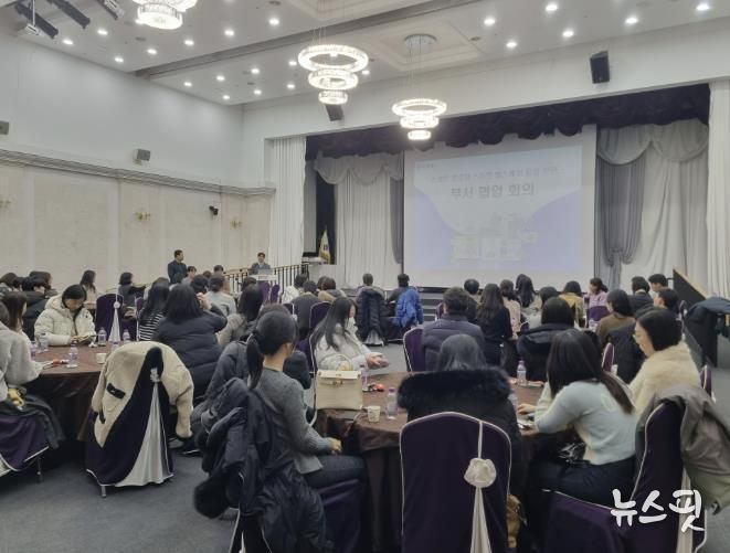 용인특례시는 4일 시청 컨벤션홀에서 ‘스마트 경로당 헬스케어시스템 운영 관련 부서 협업 회의’를 열었다