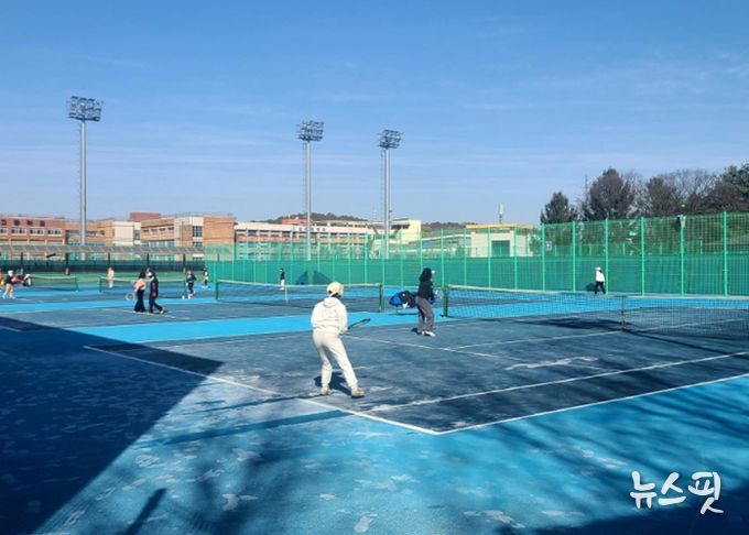 성사체육공원 내 시립 테니스장에서 고양시여성테니스연맹 회원들이 테니스를 치고 있다.