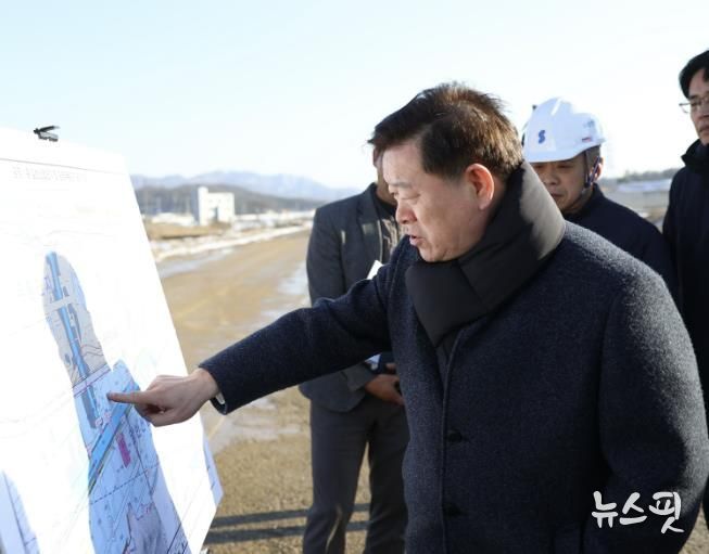 박승원 광명시장이 지난 2일 광명시흥 테크노밸리 공사 현장을 방문해 공사 진행 현황을 점검하고 한국토지주택공사, 경기주택도시공사 등 관계자들에게 신속하고 차질 없이 공사를 추진해 달라고 요청하고 있다.