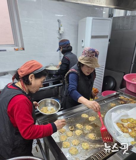 율면 이웃사랑봉사대, 설맞이 사랑의 반찬봉사 실시