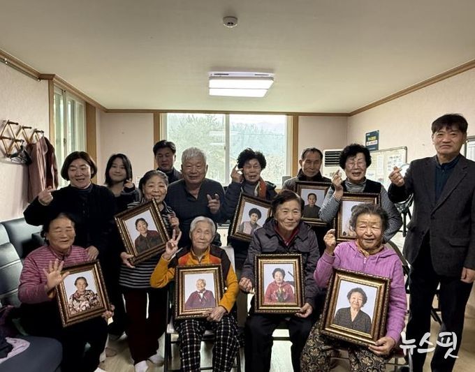 연천군 학교 밖 청소년 지원센터, 어르신 위한 ‘장수사진 전달식’ 개최
