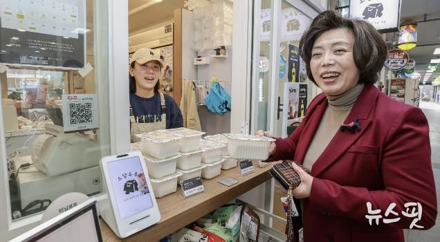 과천시 전통시장 골목형 상점가 현장 점검(사진 오른쪽 신계용 과천시장)