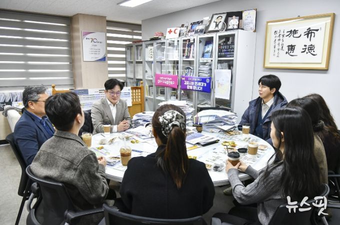 김병수 김포시장이 ‘청렴 팝업 카페’에서 직원들과 자유로운 분위기 속에서 대화를 나누고 있다.