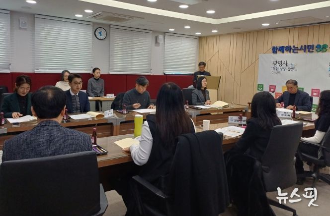 지난 19일 시청 영상회의실에서 2026년 정기 법인 세무조사 대상자 선정을 위한 지방세 심의위원회를 진행하고 있다.