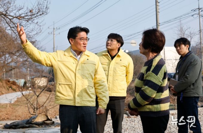 윤성진 제1부시장이 주민 의견을 청취하며 재난 취약요인을 점검하고 있다.(화성시 제공)