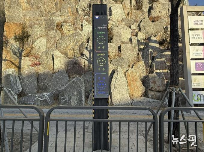 성남시 수정구 신흥2동 보행로 구간에 설치한 '스마트 하수악취 저감시설'