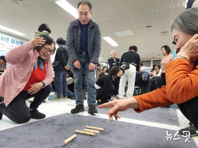 ‘던지고, 잡고, 웃고’…정월대보름 맞이 ‘안양시 윷놀이 한마당’ 성황