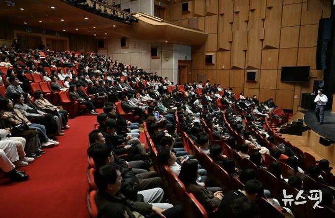 2월 26일 안산문화예술의전당에서 안산시 전 직원을 대상으로 공직자 청렴교육이 진행되고 있다