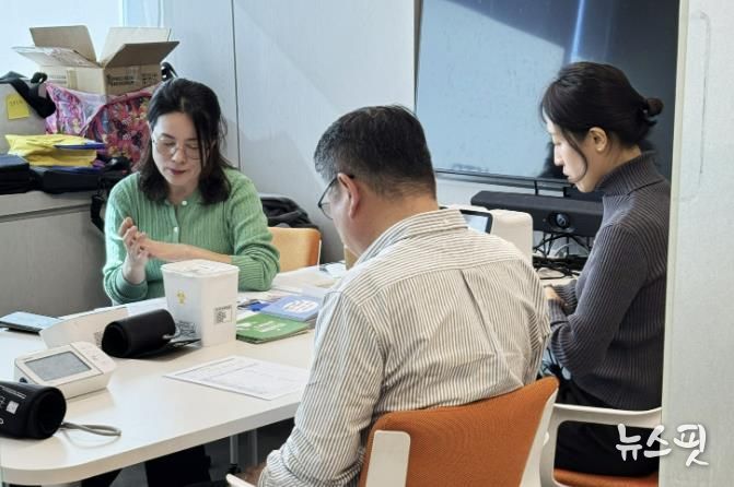 과천시 보건소가 관내 기업에서 진행한 '찾아가는 모바일 헬스케어' 모습