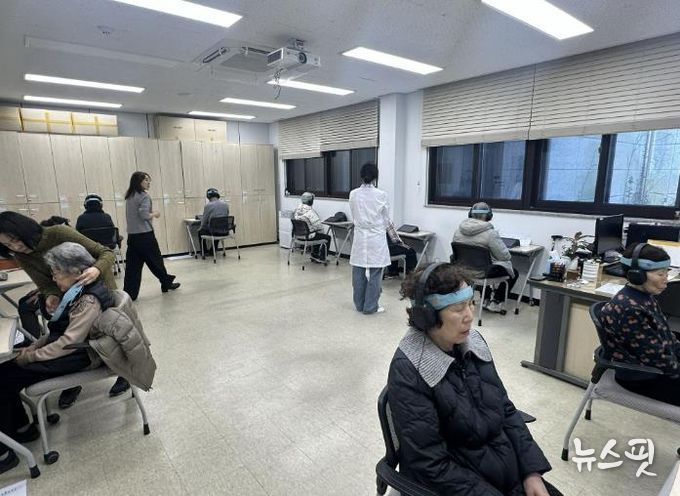 과천시 보건소 치매안심센터는 치매 예방과 조기 관리를 위해 인공지능 기반 ‘맞춤형 뇌훈련 프로그램’을 운영하고 있다고 5일 밝혔다.