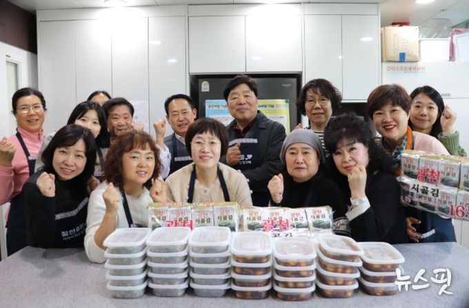 광명시 철산4동 지역사회보장협의체는 지난 4일 철산종합사회복지관 내 공유 부엌에서 ‘저소득가정 사랑의 밑반찬 지원사업’을 실시했다.