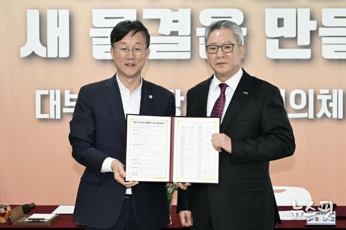 이민근 안산시장(사진 왼쪽)이 5일 경기해양안전체험관에서 열린 '대부도 관광 민관협의체 출범식'에서 협의체 협약 후 양운영 안산시관광협의회 회장(사진 오른쪽)과 기념촬영을 하고 있다.