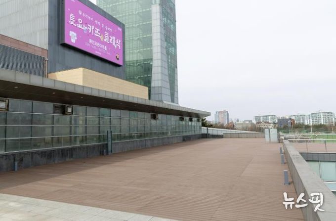 용인포은아트홀-용인포은아트갤러리 연결 옥외 데크 전면 교체.(사진=용인문화재단)