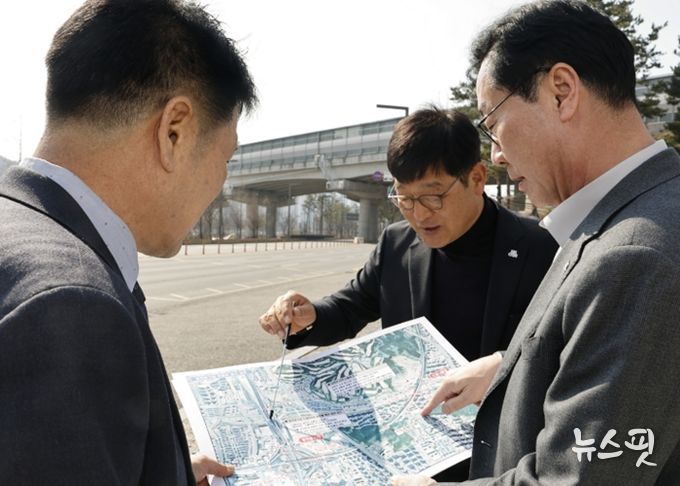 정명근 화성특례시장이 동탄2신도시 일원 교통개선용역 착수를 앞두고 관계자들과 함께 현장 여건을 점검하며 교통개선 방안을 논의하고 있다.(화성시 제공)