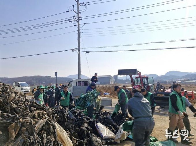 안성시 원곡면 새마을협의회, 영농 폐기물 6톤 수거… 깨끗한 농촌 만들기 앞장