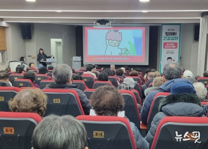 11일 광명시평생학습원에서 '슬기로운 당뇨병 생활' 릴레이 건강강좌를 진행하고 있다.