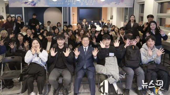 2024년 11월 청춘곳간에서 열린 '청년정책 생각펼침장' 워크숍 참여자들이 기념사진을 촬영하고 있다.