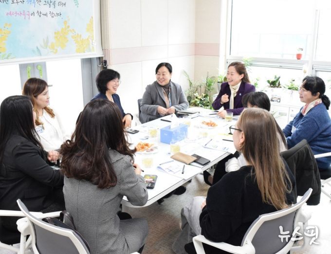 다문화가족이 참여한 ‘속마음 토크’에서 참석자들이 의견을 나누고 있다.