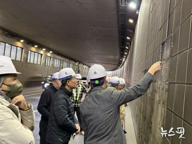 수원특례시 관계자가 1분기 시설안전 기술컨설팅을 하고 있다.
