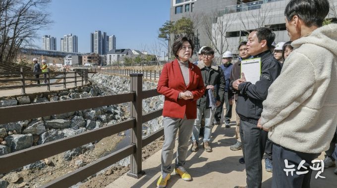 과천시, 지식정보타운 제비울천 산책로 현장점검…3월 말 조기 개방