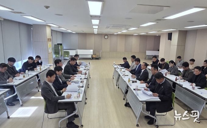 화성특례시 관계자와 화성도시공사 관계자들이 19일 유앤아이센터에서 소통상생협의회를 진행하고 있다