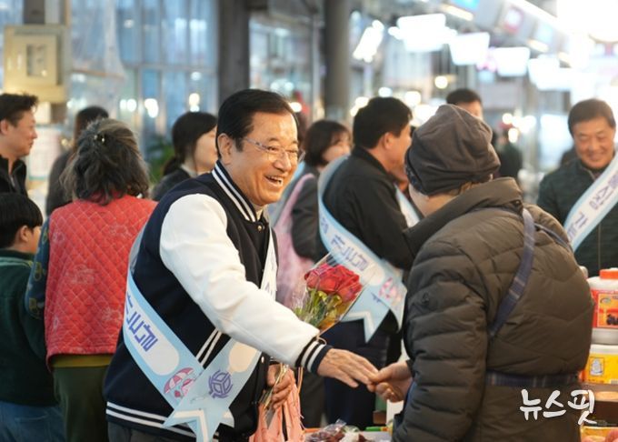 20일 오후 ‘3월 전통시장 가는 날’을 맞이하여 이현재 시장이 장바구니를 들고 과일을 구입하며 상인과 인사를 나누고 있다.
