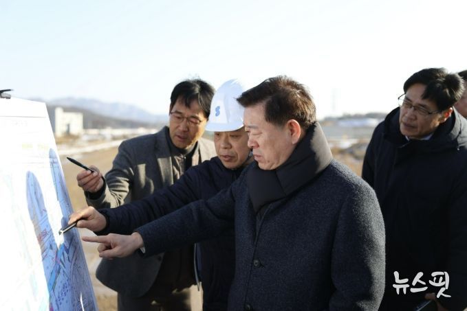 박승원 광명시장이 지난 2월 광명시흥 테크노밸리 공사 현장을 방문해 진행 현황을 점검하고 있다